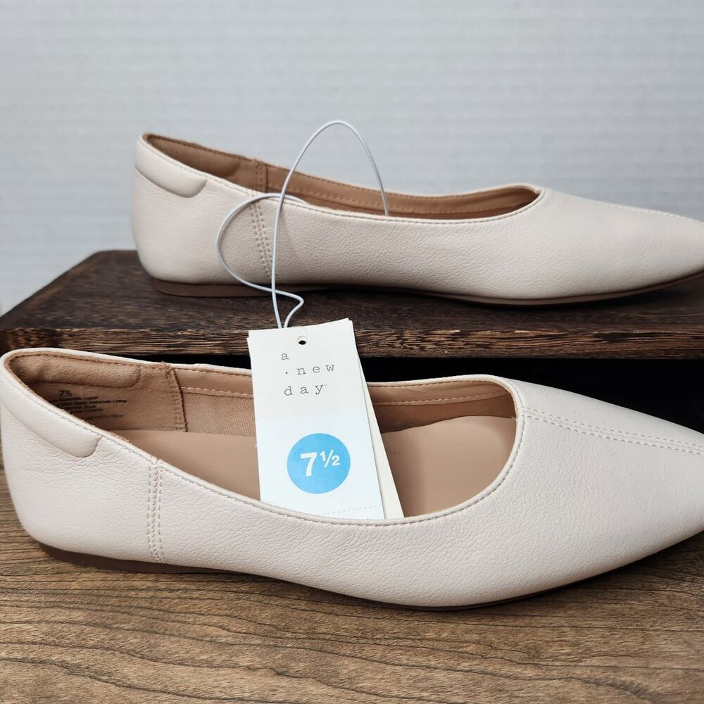 A new day womens flat size 7.5 NWT
